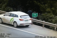 6秒后……车没了,命还在!