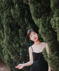 希望你的生活和头纱上的五彩球球一般,色彩鲜艳!