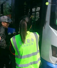 周末西湖景区都是人,公交车也爆满了,幸好有他们!