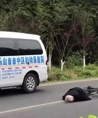 �����ﳵˤ����һ�Ȼ���·��ȴ��ʩ�ȣ����ѳ���������ҽԺ��Ӧ��