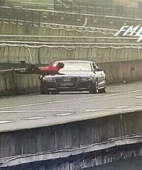 不要命了?浙江高速上,一女的平躺在奥迪车引擎盖上做这种事…