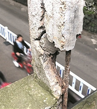 越走心?#20132;Å£?#26477;州这条过街通道多处钢筋外露 水泥用手一拨就脱落