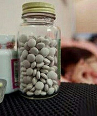 父?#26438;?#20102;一句啥£¿15岁女孩一口吞下350片药¡¡医生£º已达致死量