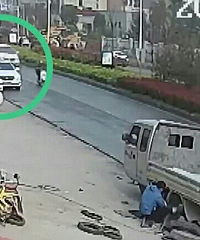买个早餐的功夫车没了£¿车主一查监控傻眼 它自己走了
