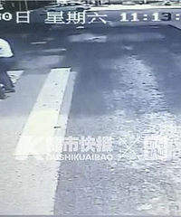 杭州71路公交行至路口£¬女司机突然下车大步流星跑向斑马线£¡