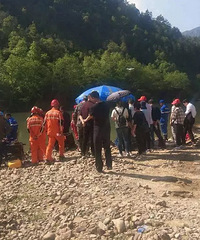 漂流竹筏突然侧翻,温州10名游客落水,2岁男童被水流卷走..
