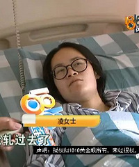 女子被卷车底,众人合力抬车,44秒救出!