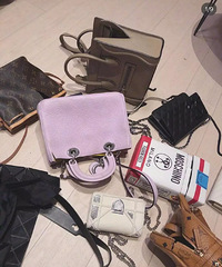 空少醉酒发飙冲进女票家中 把奢侈品包包衣服都给剪了!