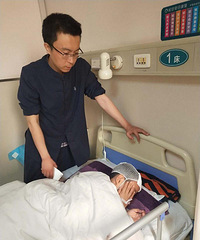 奶奶带孙子去医院无故被打 住院只需7万筹70万?家属回应…