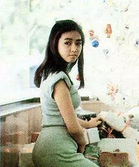 53岁朱丽倩参加女儿校运会被嘲衰老胖成球,但她年轻时可是绝色