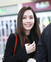 郭碧婷获求婚成功后首次亮相机场 撩发比心变热恋中的小女