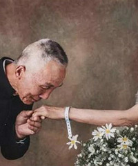 这组婚纱照,女主角的手腕上有一件特殊装饰