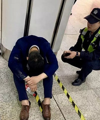 小伙为陪客户醉倒地铁站!妻子赶来后他说了一句话,网友们全哭了