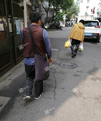 路?#23244;?#21040;个专业乞讨,得知我没带钱就不高兴了