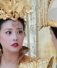 脸依然年轻,穿的像18岁但身材却如大妈