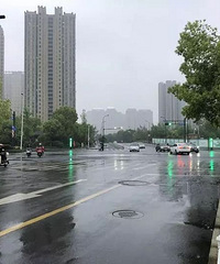 杭州闹?#23567;?#22833;控”宝马撞上一家三口!肇事司机这一举动太让人气愤