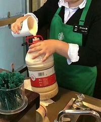 今天星巴克自带杯子免费喝,有人竟带了.....比水桶更狠!