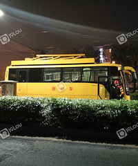 辛苦了£¡大半夜的还在抢修公交线路£¬点赞