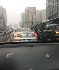 早上上班别太?#20445;?#33707;干山路宝马亲上奥迪了