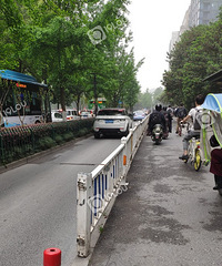 天目山路玉古路口护栏都快倒了£¡没人来修下的£¿