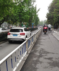 天目山路玉古路口护栏都快倒了£¡没人来修下的£¿