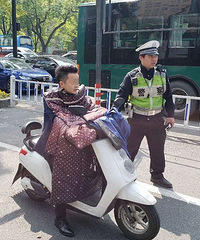 一人被拘两人进派出所£¡最近在杭州骑电瓶?#30331;?#19975;小心