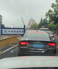 这位A7司机£¬西装革履人模?#25628;?#30340;£¬丢垃圾倒是很顺手啊