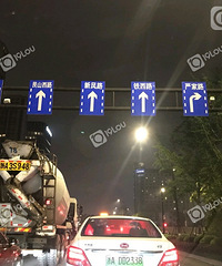 杭州新塘路严家路红绿?#33529;?#20102;£¬车子排起长队了.