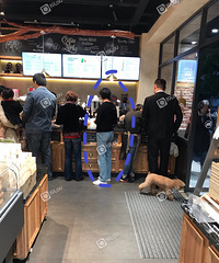 遛狗不拉绳£¬还遛进了面包店£¡
