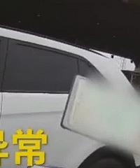 神操作!姑娘左脚高跟,右脚平底鞋开车被罚,网友吵疯了!