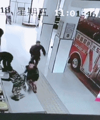 短短10秒的视频,又好笑又心疼