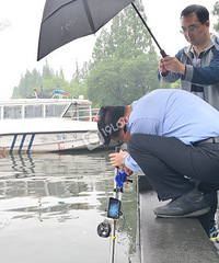 西湖捞哥名不虚传!手机分分钟给你捞上来