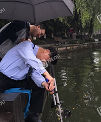 西湖捞哥名不虚传!手机分分钟给你捞上来