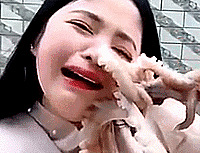 想火想疯了!一姑娘直播吃章鱼反被吸盘吸住了她的……