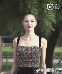 像不像是灰姑娘被后母强行拖过来走红毯