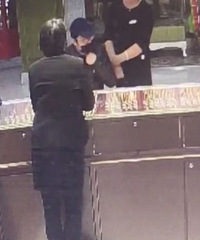 男子持刀抢劫金店,出门被众人追打了一路!画面引起极度舒适!