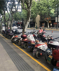 注意啦!人行道上乱停乱放会被拖离