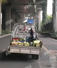 小货车还在行驶中,她这样在后面坐着,多危险!