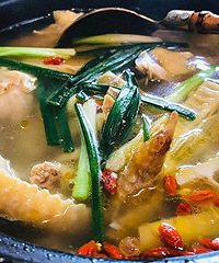 招牌土鸡煲必点!鸡汤一点也不油腻