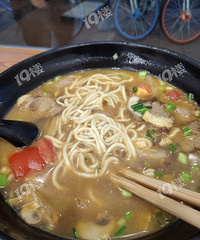 标价25元的牛肉面,一个女人都吃不饱