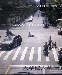 上演飞驰人生?男子开6岁孙子卡丁车上海街头疯狂赶路,去上班?