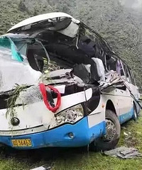 突发!四川一旅游大巴被飞石击中,已致8死16伤