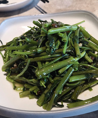 铁板芋艿是我吃过最酥最糯的,牛仔骨挺嫩的,老爸说他都吃的动