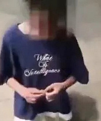 “跪下喊爸爸!”网曝一女孩被霸凌,警方通报来了……