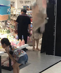 太猥琐了!又是蹲又是弯腰,浙江一老板明目张胆偷怕小姑娘被抓!