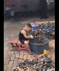 6岁娃陪妈妈工作体验生活,汗流浃背感慨:挣钱不易