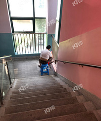 暑假培訓班真的最辛苦的就是滿頭白發的他們了……
