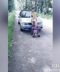 太危险!宝爸开车宝妈坐引擎盖手推婴儿车,网友:神操作