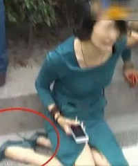 妈妈倒车误把7岁儿子碾轧车底,竟没有先想着报警和救援…