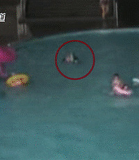 3岁幼童带泳圈发生溺水,挣扎2分钟没人发现!此时妈妈在…